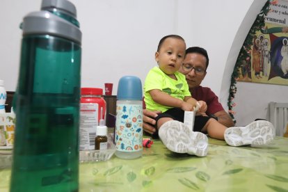 Joaquín, pese a los efectos adversos y su cortísima edad, debe tomar corticoides por su condición.