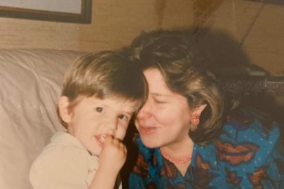 Miguel Uribe junto a su madre, Diana Turbay.