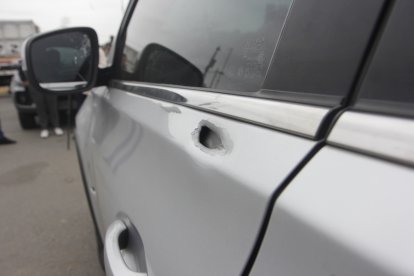 El carro en el que se movilizaban los sospechosos quedó con orificios de balas.