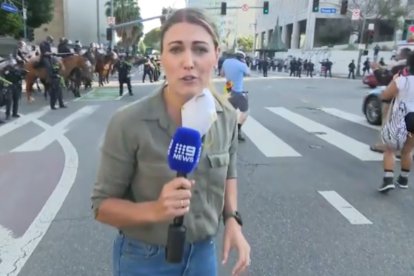 Pese a ser blanco de balas de goma, Lauren Tomasi y su camarógrafo permanecen en la cobertura, cumpliendo con su labor periodística