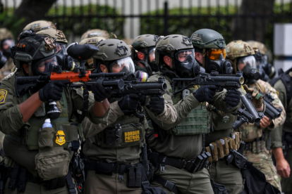 Agentes federales cerca de un Home Depot después de que el Servicio de Inmigración y Control de Aduanas (ICE) realizara una redada en Paramount, California, EE.UU.