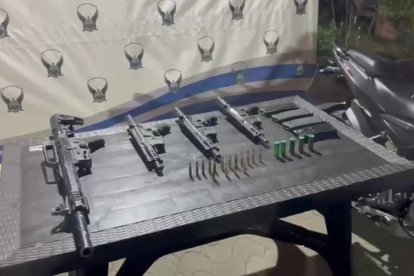 En el lugar se encontraron varias armas.