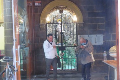 Muchos de los creyentes, con mucha fe, dejan sus peticiones por escrito ante la efigie de san Antonio.