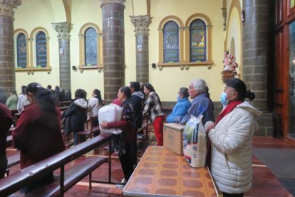 Los devotos de san Antonio hacen sus donativos y comparten con los más necesitados.