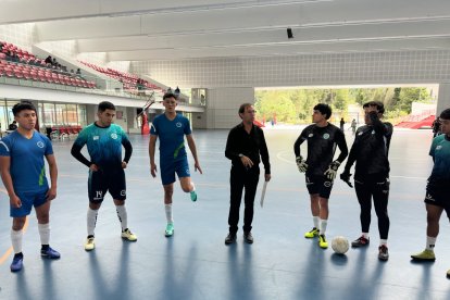 Actualidad. Aguinaga (c) es entrenador y profesor en dos institutos.