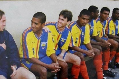 Recuerdo. Juan Francisco (3° desde la izq.) junto a los tricolores suplentes en Lima.
