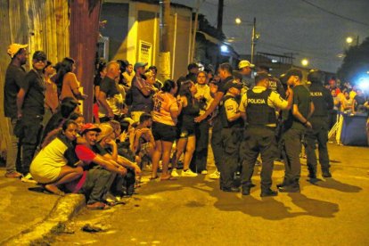 Familiares y vecinos observaban con consternación la labor de la Policía.