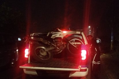 La motocicleta en la que se movilizaba el agente fallecido.