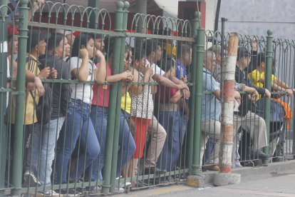 Un grupo de personas observa lo sucedido este martes en Guayaquil, donde un ataque armado dejó cinco víctimas mortales.