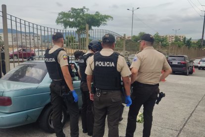 Policías se encuentran en el sitio del suceso recabando indicios.