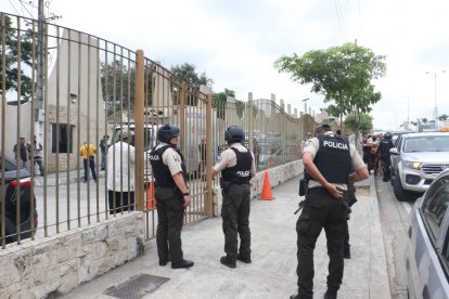 La policía llegó al cementerio tras el crimen, en el norte de Guayaquil.