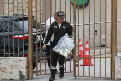 El ramo que usó el atacante quedó en el sitio del crimen.