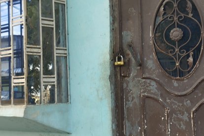 Tras el hecho la puerta de la casa permanece cerrada con candado.