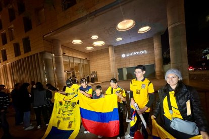 Cerca de 500 ecuatorianos recibieron la noche del lunes pasado a la Tri, en el hotel de Lima.