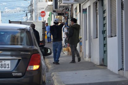 Hay personas que consumen licor en las vías públicas.