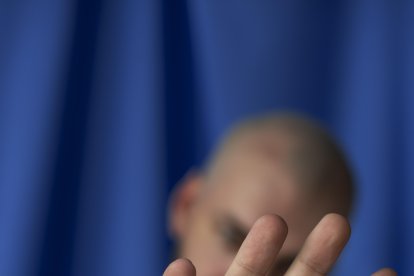 El lazo azul claro simboliza el cáncer de próstata, una enfermedad tratable con una tasa de supervivencia a cinco años superior al 99% si se detecta a tiempo.