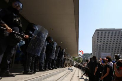 Bass citó estudios: el 10% de la fuerza laboral de LA es indocumentada