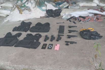 Entre los objetos hallados había prendas policiales sustraídas.