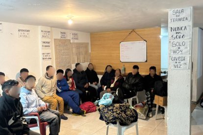 Las personas que estaban recluidas en el lugar arrojaron papeles con mensajes para que la policía los ayudara.