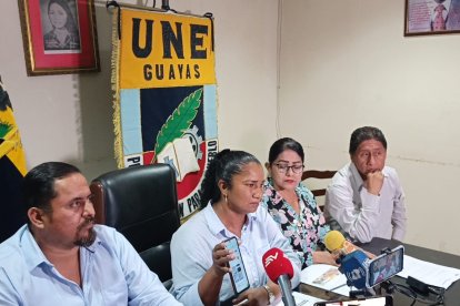 Representantes de la UNE mientras exponen el audio de la docente que clama por ayuda debido a las ‘vacunas’.