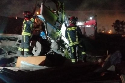 Socorristas del Cuerpo de Bomberos de Quito acudieron al sitio para atender la emergencia.