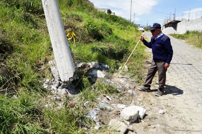 Este poste habría detenido un poco la velocidad del camión, antes de chocar contra la casa.