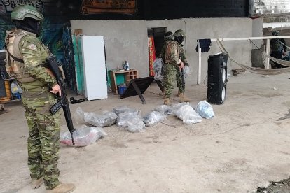 Los militares durante el procedimiento.