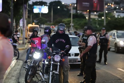 En el operativo se detuvo a automóviles, motocicletas y buses de transporte público.
