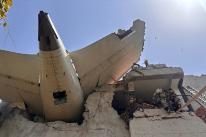 Así quedó la aeronave luego de su colisión con un edificio en un campus universitario.