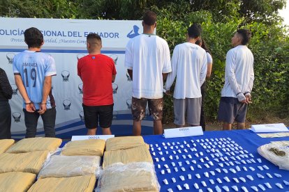 Droga y armas, entre las evidencias incautadas.