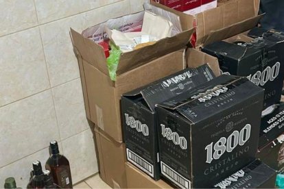 Las etiquetas falsas incluían códigos QR y hologramas aparentemente auténticos, lo que dificultaba su identificación