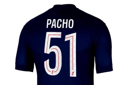 La nueva camiseta del PSG con el dorsal de Willian Pacho.