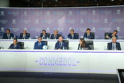 Los dirigentes del fútbol sudamericano respaldaron a Domínguez (c).