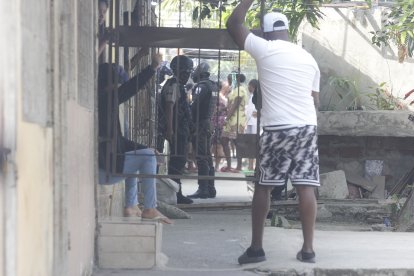 Carlos Javier Borja Ayoví fue alcanzado por los proyectiles mientras conversaba con unos vecinos frente a su casa.