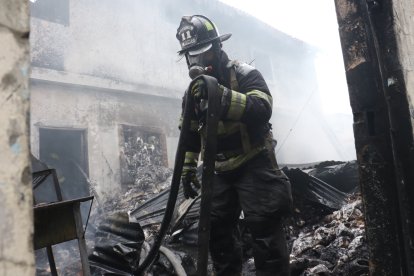 Alrededor de 30 bomberos llegaron para atender la novedad en Las Orquídeas.