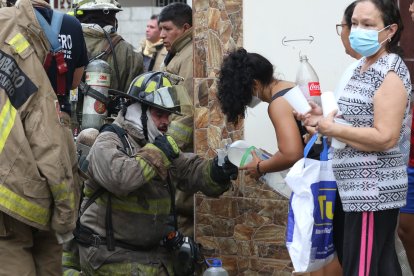 Los ciudadanos compartieron bebidas a los bomberos que trabajaban en la lucha contra las llamas.