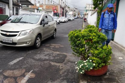 Moradores del centro de Tumbaco afirman que los autos se quedan durante varias horas en las vías.