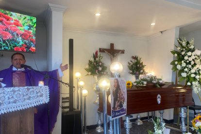 En el velorio de la modelo estuvieron las personas más allegadas.