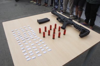 El arma tipo fusil utilizada por los delincuentes.