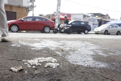 Vecinos colocaron velas en el lugar donde fue asesinada la víctima.
