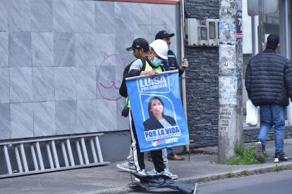 Las pancartas de la candidata Luisa González también fueron retiradas.