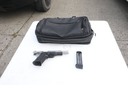 Una pistola semiautomática fue utilizada por el criminal para el atentado.