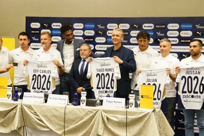 Tiago Nunes (c) y su cuerpo técnico tuvieron su presentación oficial.