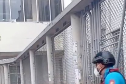 La alumna fue trasladada en ambulancia.