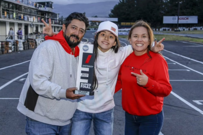 Detrás de cada carrera, también está ella: la mamá de Doménika, parte clave del equipo que ha impulsado este sueño en familia, con amor, sacrificio y apoyo incondicional.