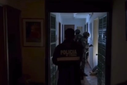 Los policías allanaron la casa donde dormía el implicado para capturarlo.