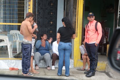 Familiares y vecinos de los occisos estaban alarmados por el violento hecho.