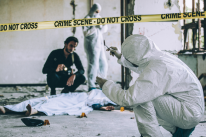 El hombre se encuentra prófugo tras cometer el crimen.