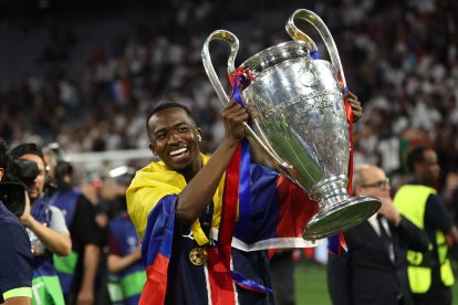 Willian Pacho ganó la Champions League 2024/25 con PSG.