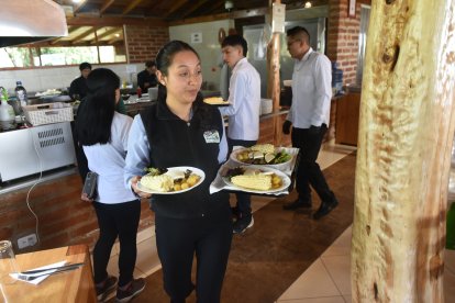 En el  restaurante comunitario se ofrecen los productos que se cosechan en los huertos familiares.
